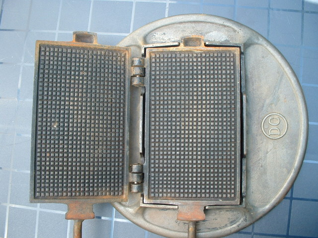 aufgeklapptes Herzwaffeleisen f&uuml;r Herdaufsatz